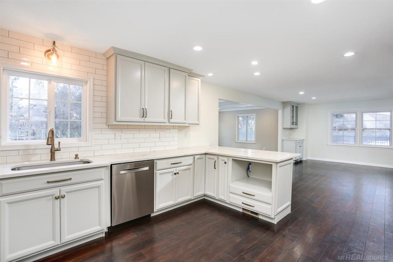 925 Ballantyne Road Grosse Pointe Shores, MI 48236 - Photo 4 of 32