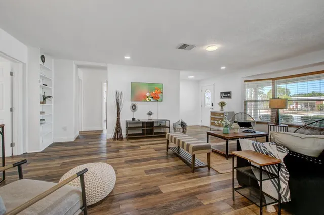 $3,200 | 2121 Greenbriar Boulevard, Clearwater, FL 33763