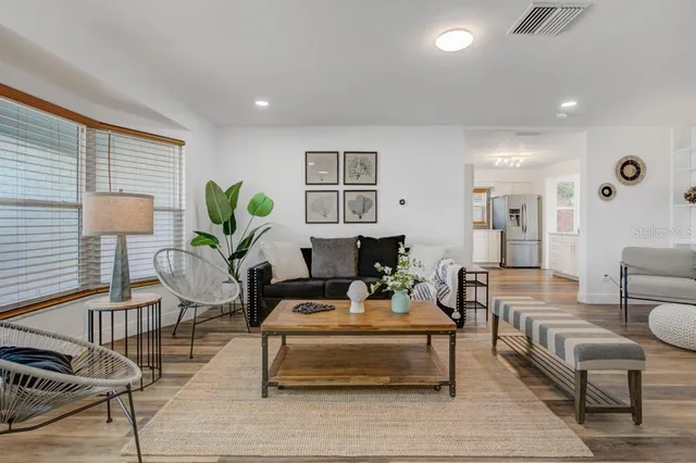 $3,200 | 2121 Greenbriar Boulevard, Clearwater, FL 33763