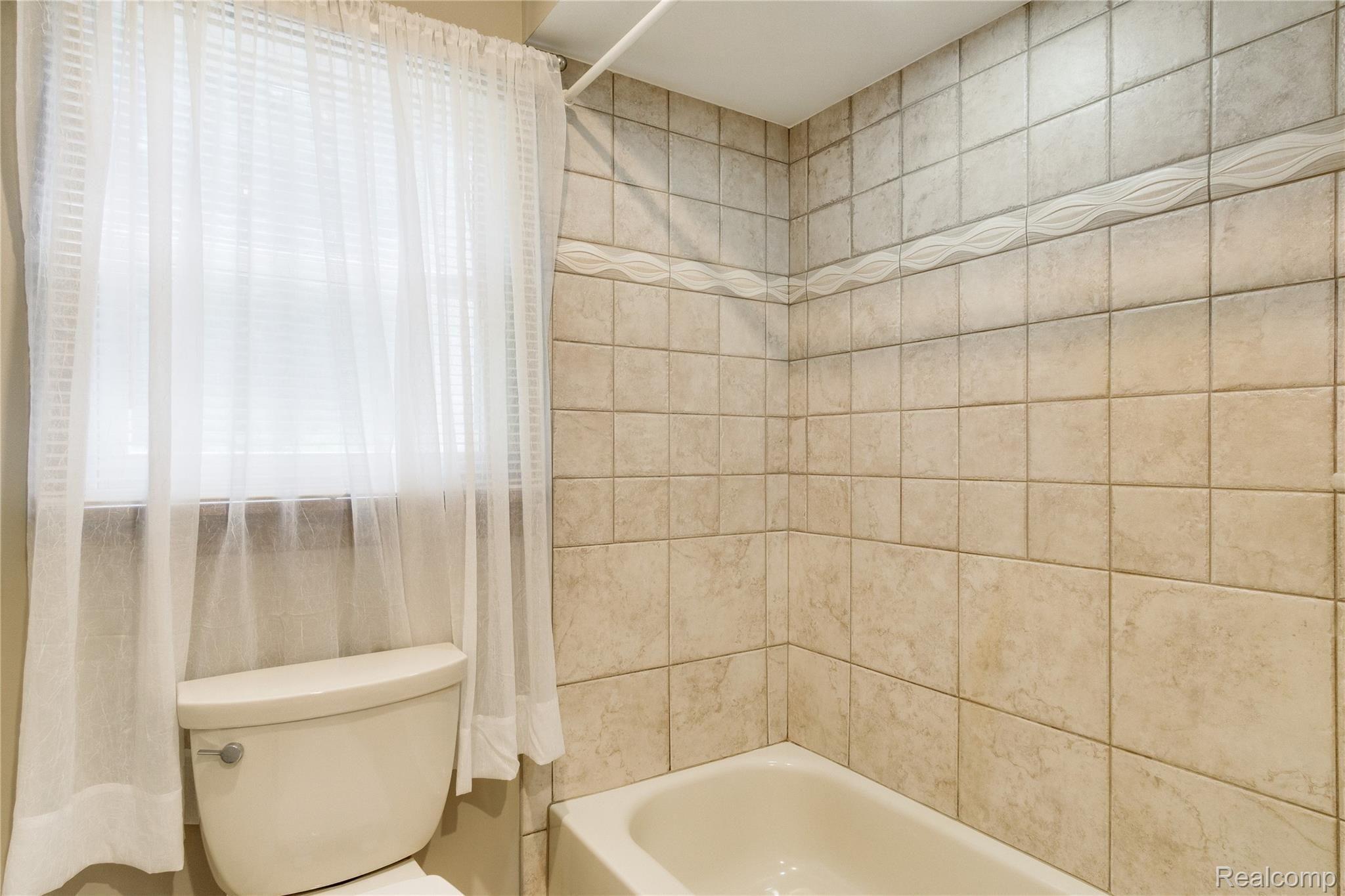 9440 Hartland Road Fenton, MI 48430 - Photo 13 of 46 Interiors (14 of 32).jpg