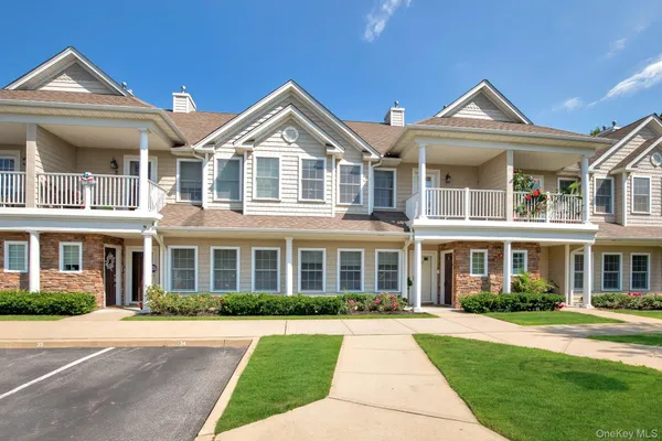 $3,200 | 34 Della Drive, West Babylon, NY 11704