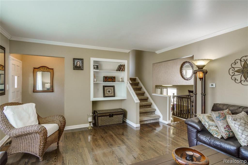 805 North Road Fenton, MI 48430 - Photo 4 of 37