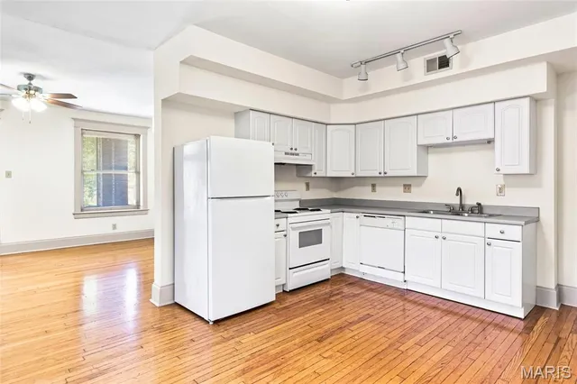 $1,600 | 3654 Shaw Boulevard, Unit 3 EAST, St. Louis, MO 63110