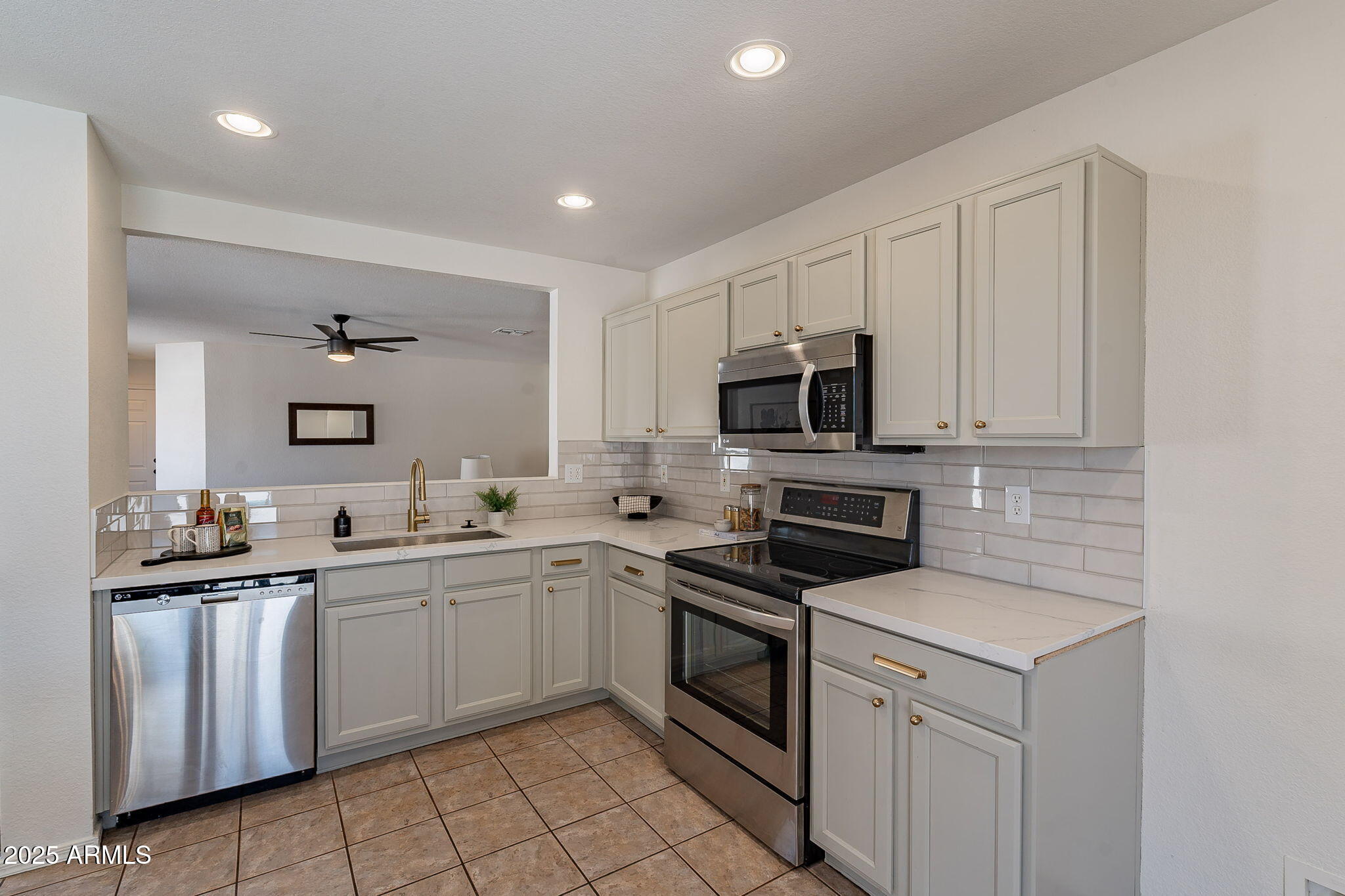 1106 East Pedro Road Phoenix, AZ 85042 - Photo 12 of 35 Kitchen