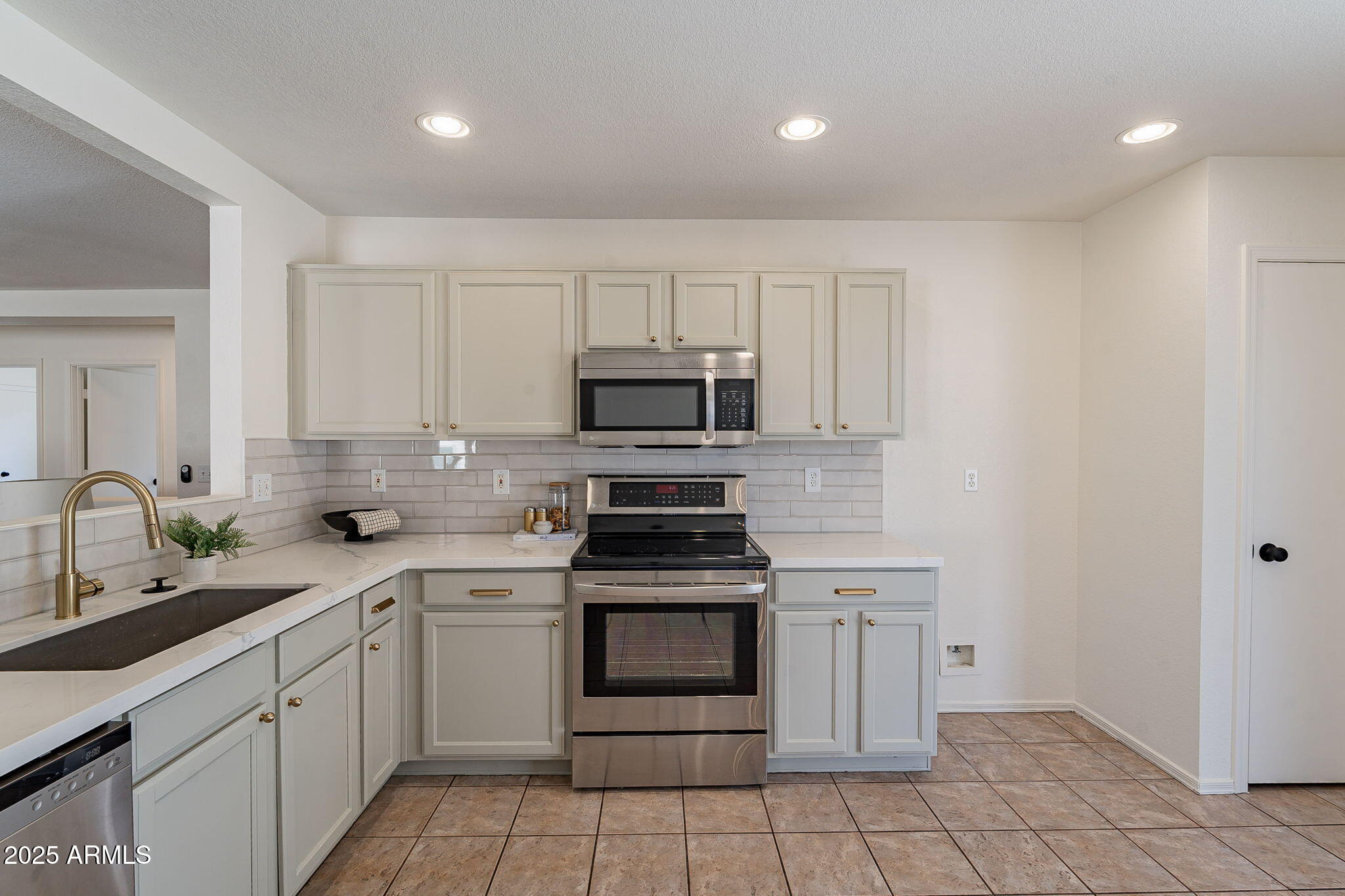 1106 East Pedro Road Phoenix, AZ 85042 - Photo 14 of 35 Kitchen