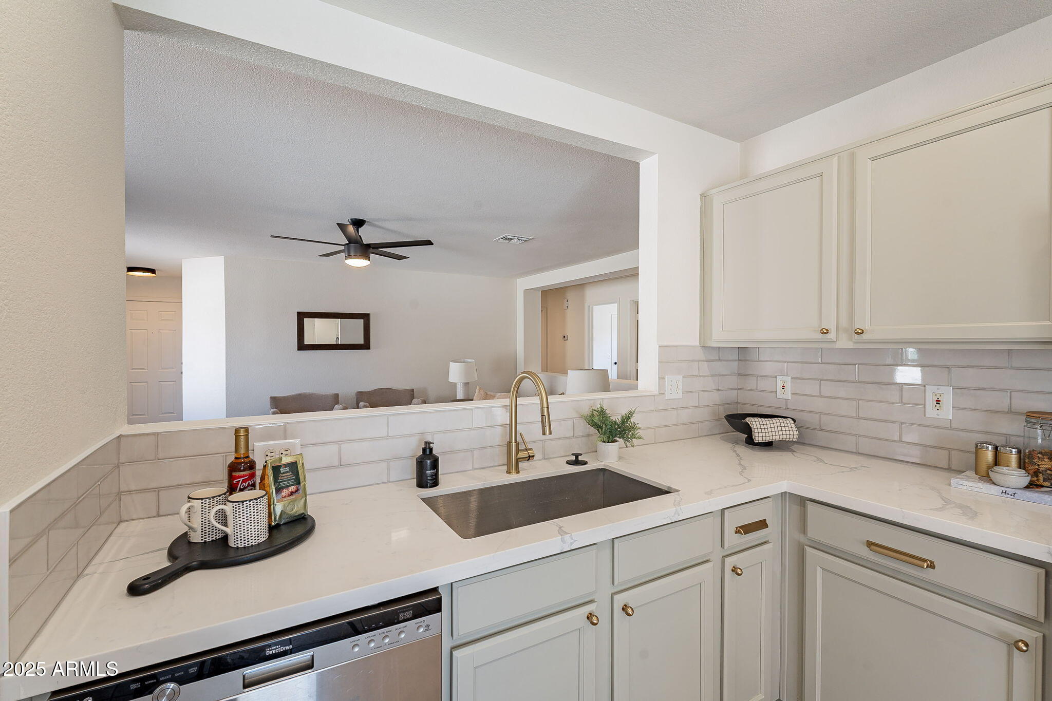 1106 East Pedro Road Phoenix, AZ 85042 - Photo 15 of 35 Kitchen