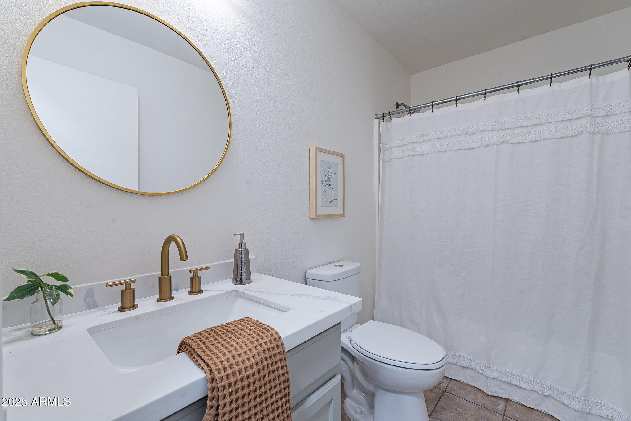 1106 East Pedro Road Phoenix, AZ 85042 - Photo 23 of 35 Hallway Bathroom