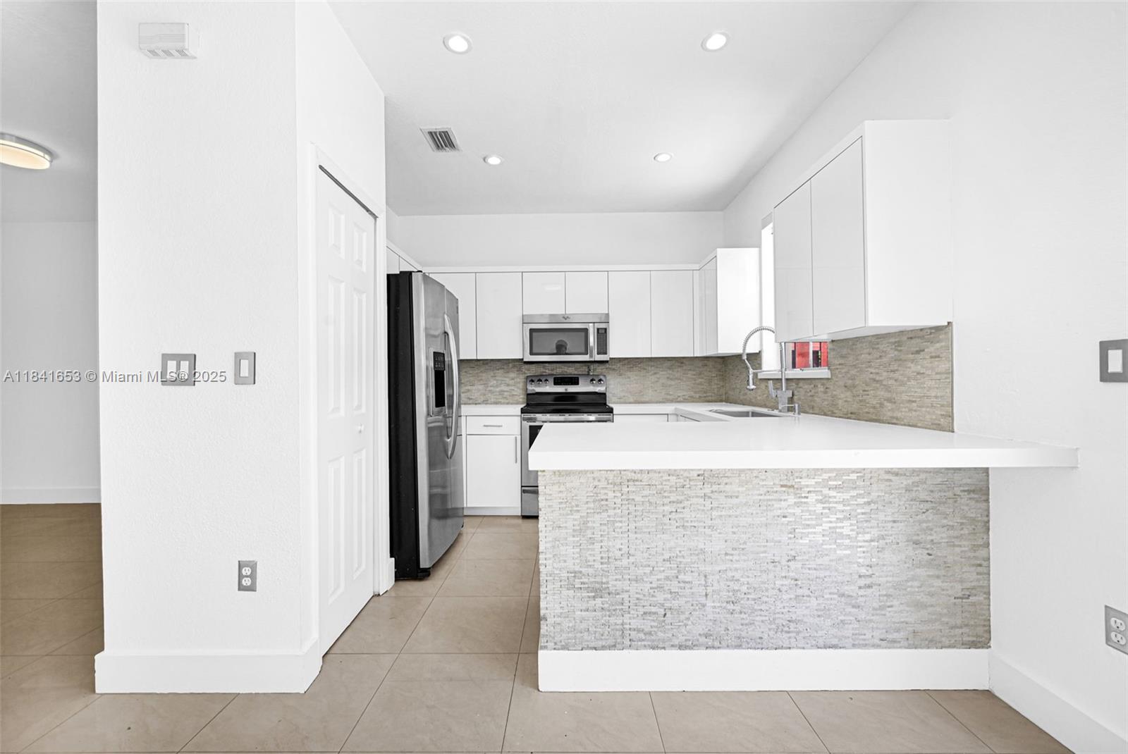 Three Lakes Miami, FL 33186 - Photo 17 of 54