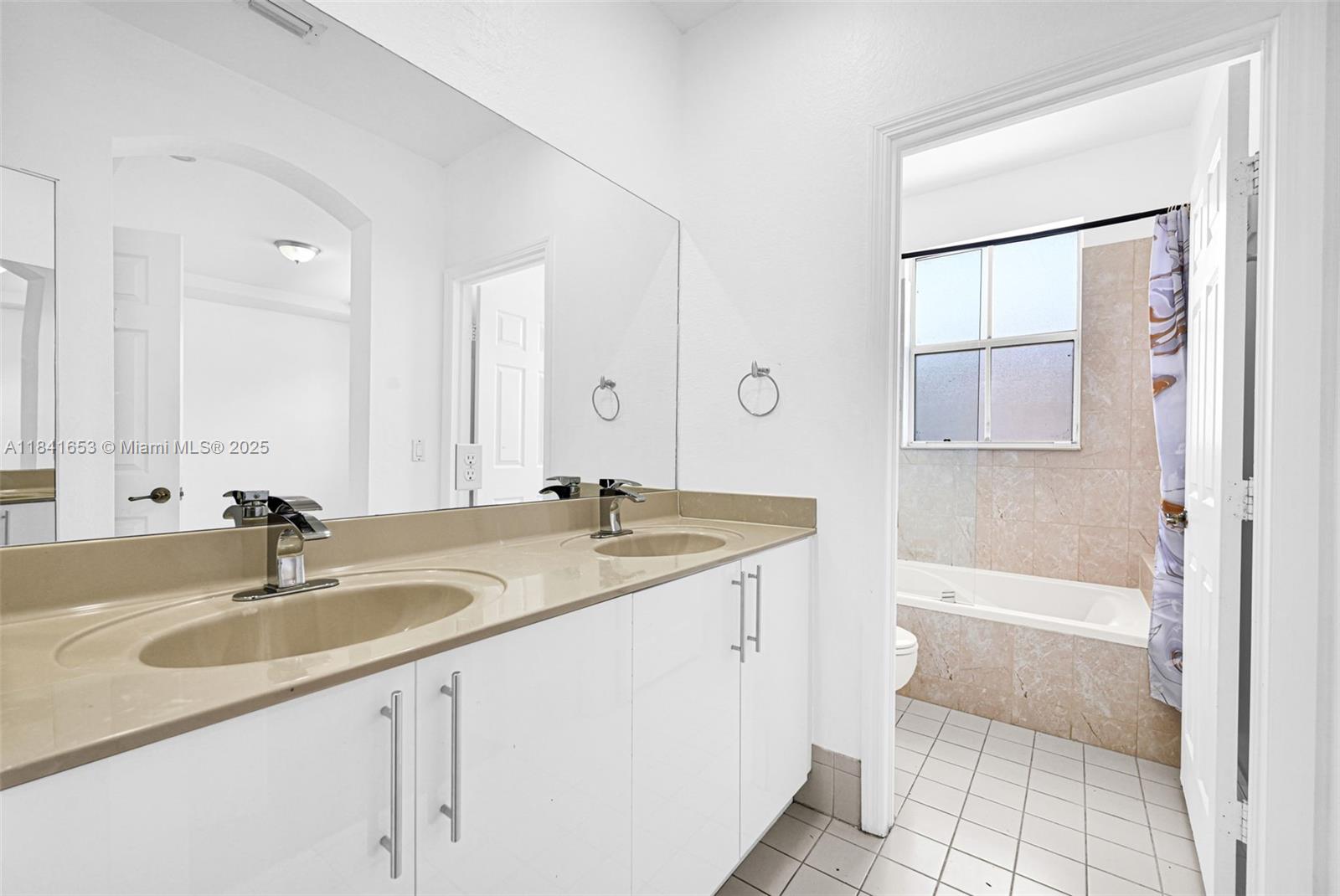 Three Lakes Miami, FL 33186 - Photo 40 of 54