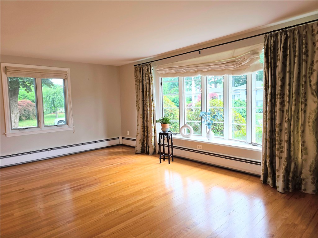 40 Russet Way Cranston, RI 02920 - Photo 4 of 35