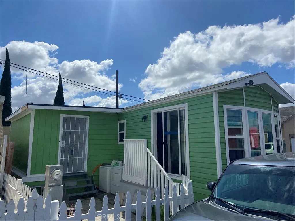 a view of a house with backyard and porch
