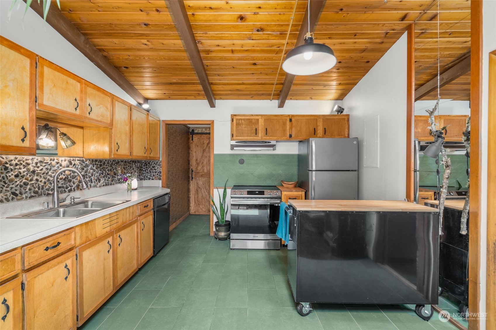 19606 Northwest 11th Avenue Ridgefield, WA 98642 - Photo 11 of 32 a kitchen with refrigerator and stove