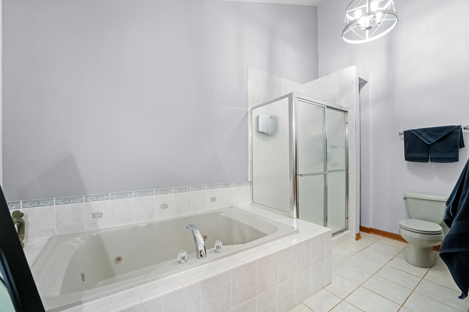 7428 Ridgefield Lane Tinley Park, IL 60487 - Photo 23 of 43 a bathroom with a tub a toilet and a shower