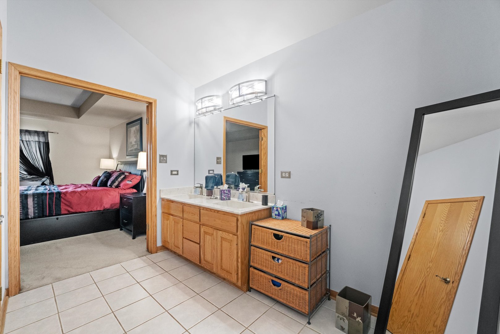 7428 Ridgefield Lane Tinley Park, IL 60487 - Photo 24 of 43 a room with a dresser and a mirror