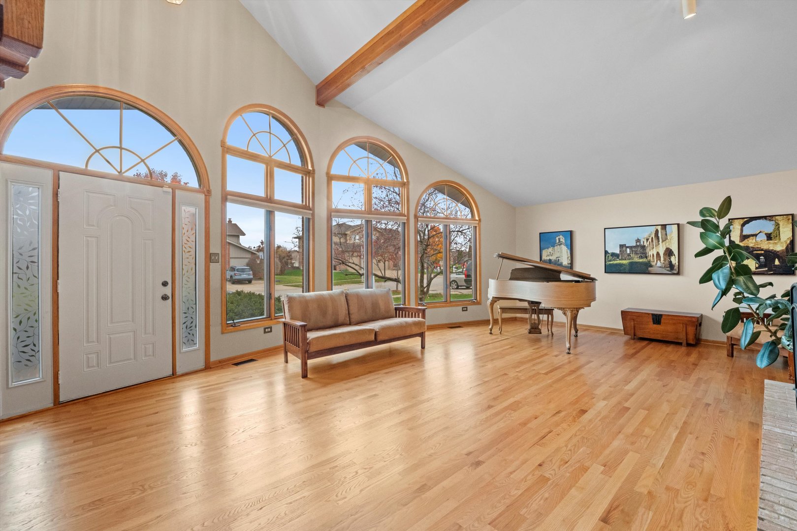 7428 Ridgefield Lane Tinley Park, IL 60487 - Photo 3 of 43 a living room with furniture and a wooden floor