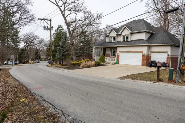 $1,034,000 | 6441 Blackhawk Trail, Indian Head Park, IL 60525