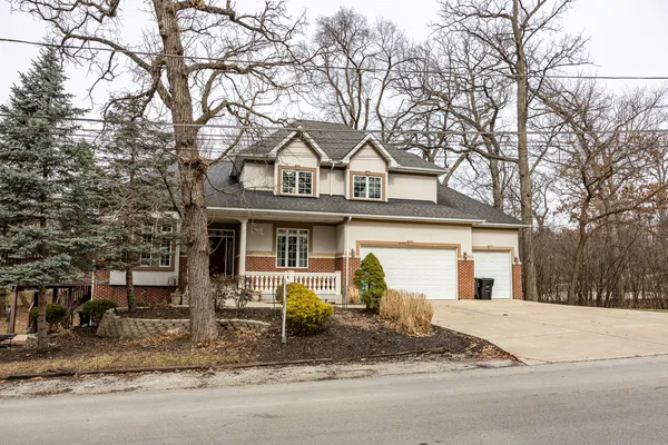 $1,034,000 | 6441 Blackhawk Trail, Indian Head Park, IL 60525