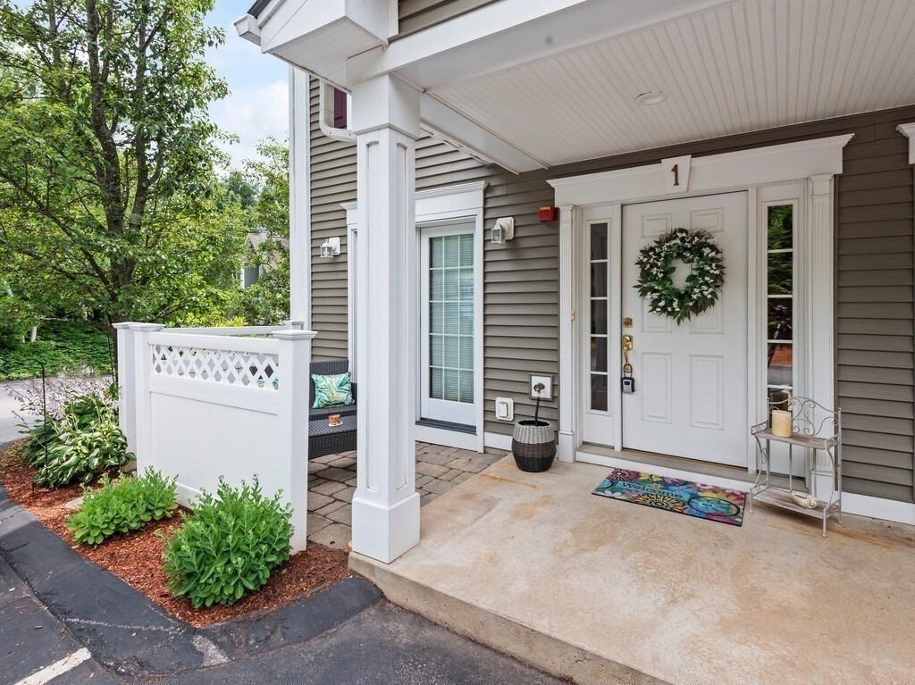a view of a entrance gate of the house