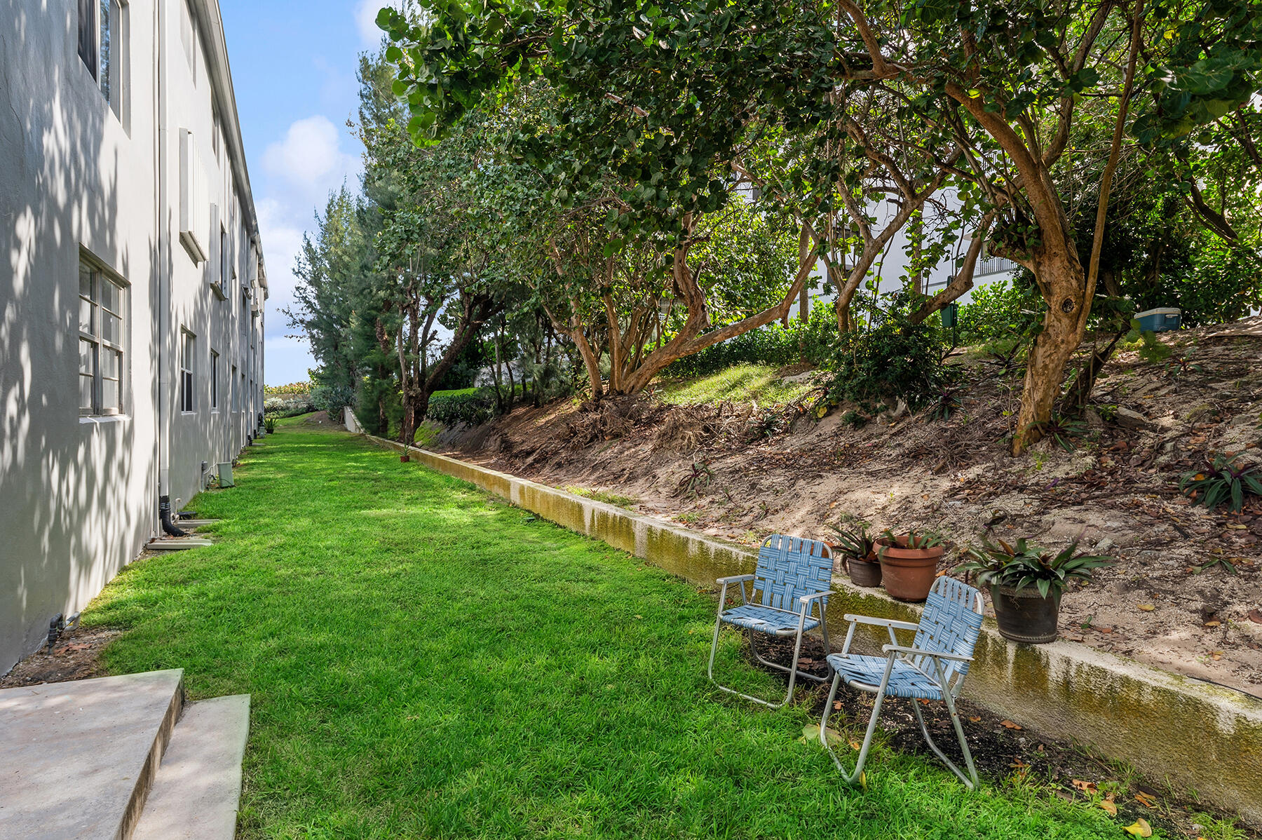 2565 South Ocean Boulevard, Unit 1180 Palm Beach, FL 33480 - Photo 9 of 11 a view of a backyard with sitting area