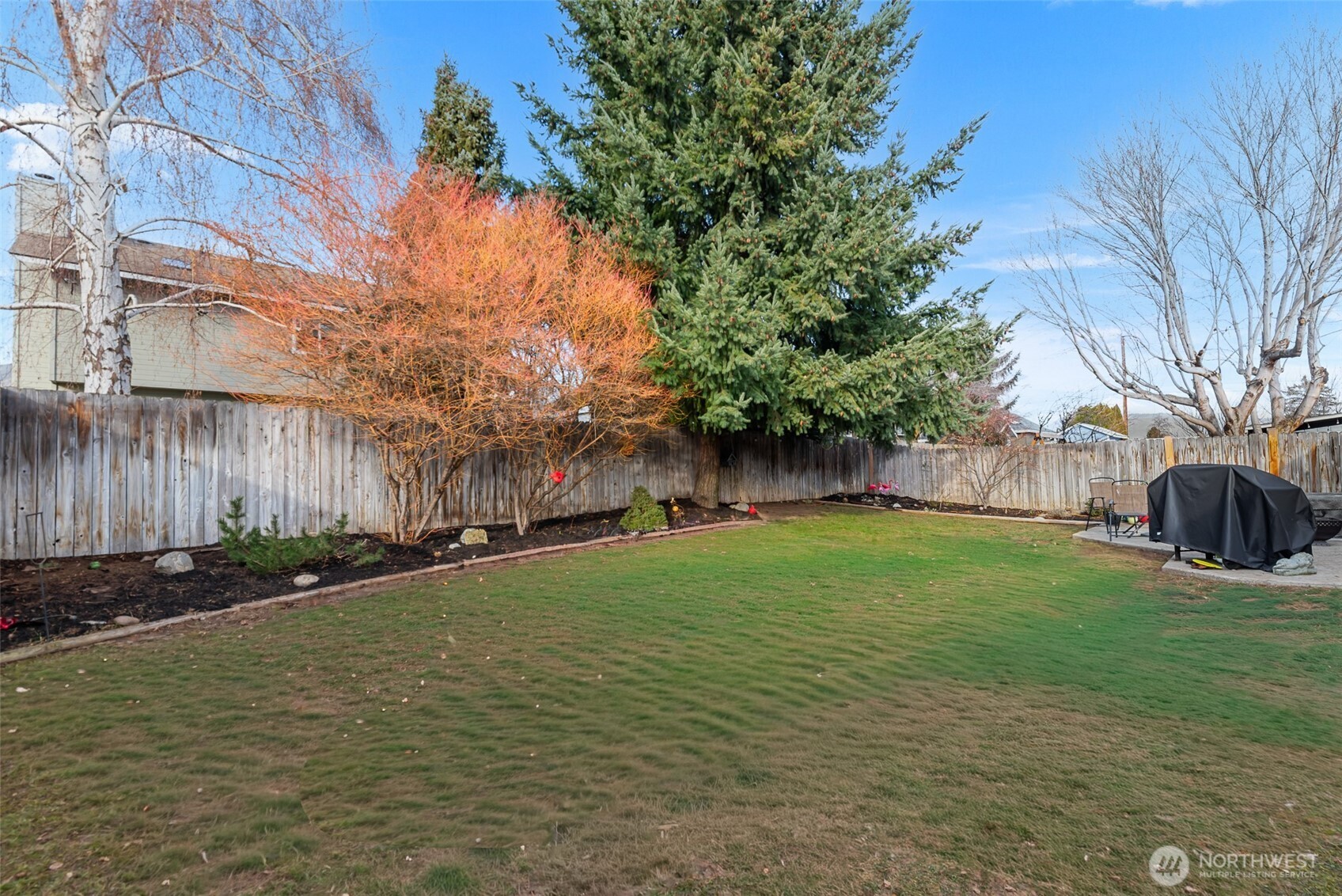 708 Cherry Court Wenatchee, WA 98801 - Photo 24 of 26 a backyard of a house with lots of green space