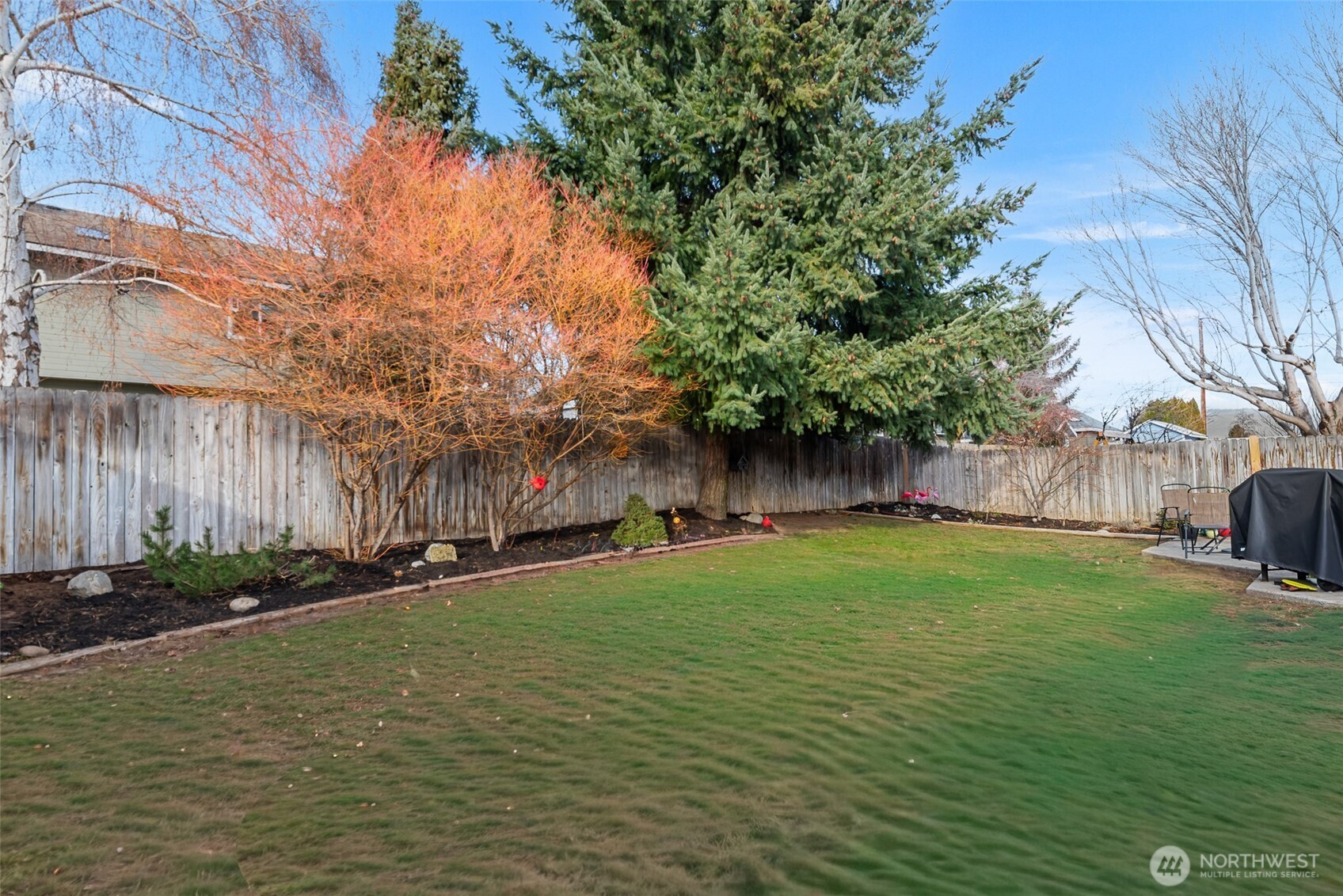 708 Cherry Court Wenatchee, WA 98801 - Photo 25 of 26 a backyard of a house with lots of green space