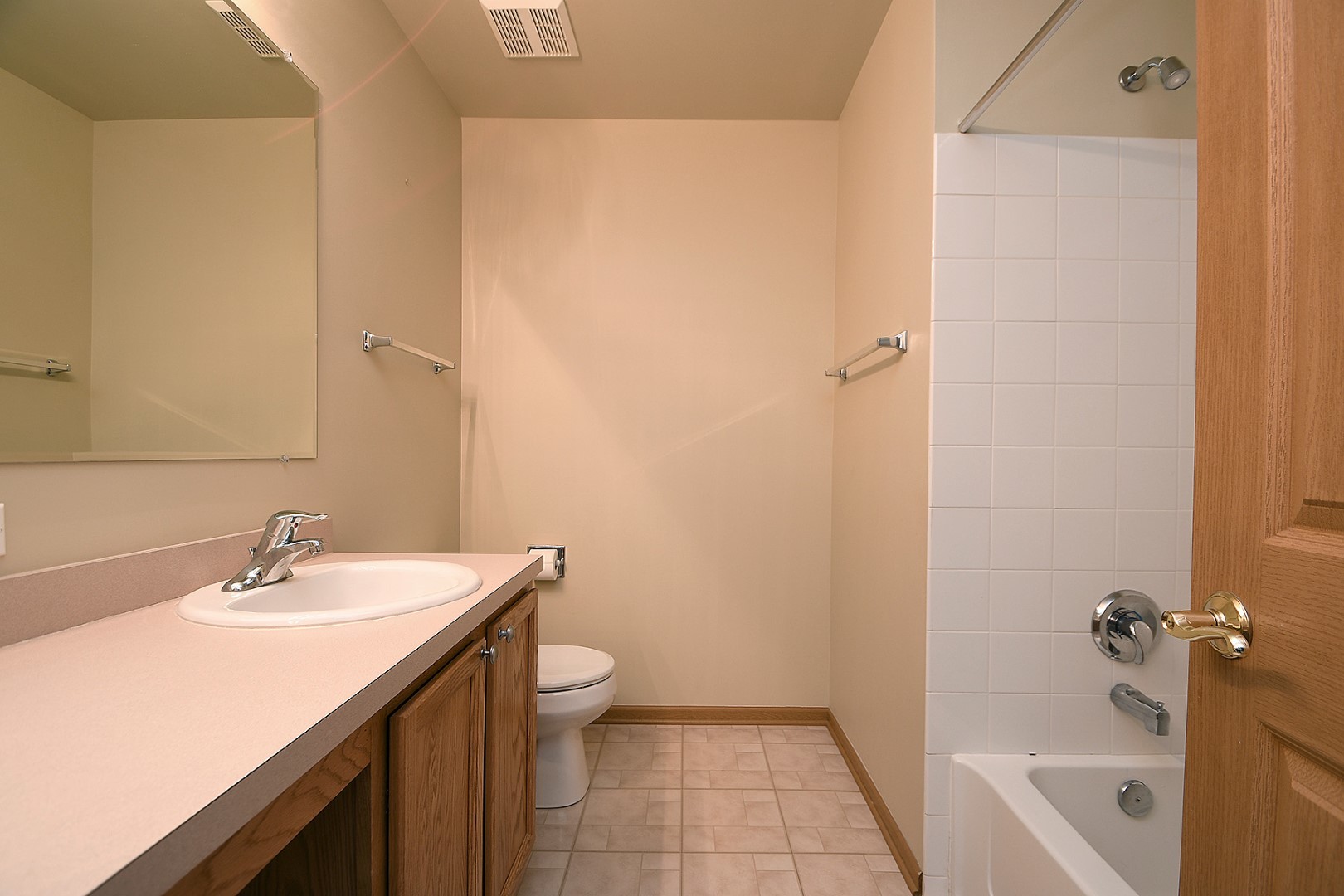2529 Capitol Avenue Aurora, IL 60503 - Photo 18 of 25 a bathroom with a sink a toilet and bathtub