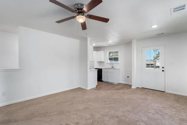 en empty room with closet and ceiling fan