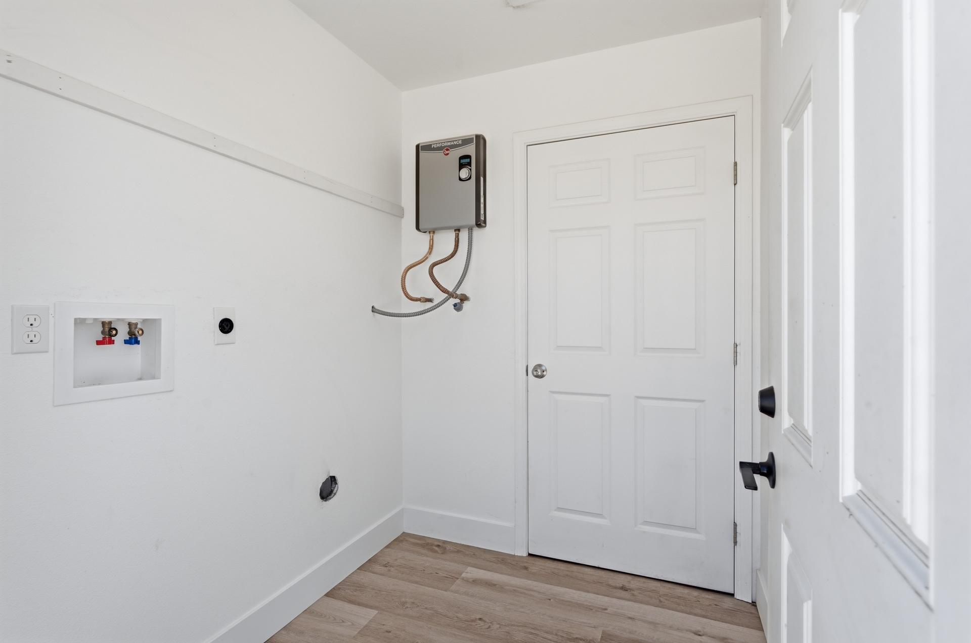2184 Riviera Court Thermal, CA 92274 - Photo 21 of 26 Laundry Room