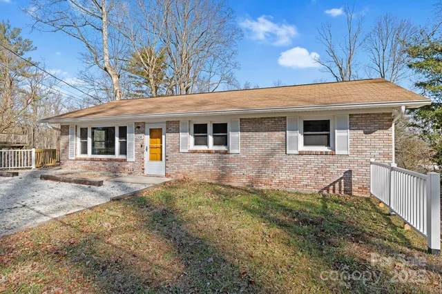 a view of a house with a backyard