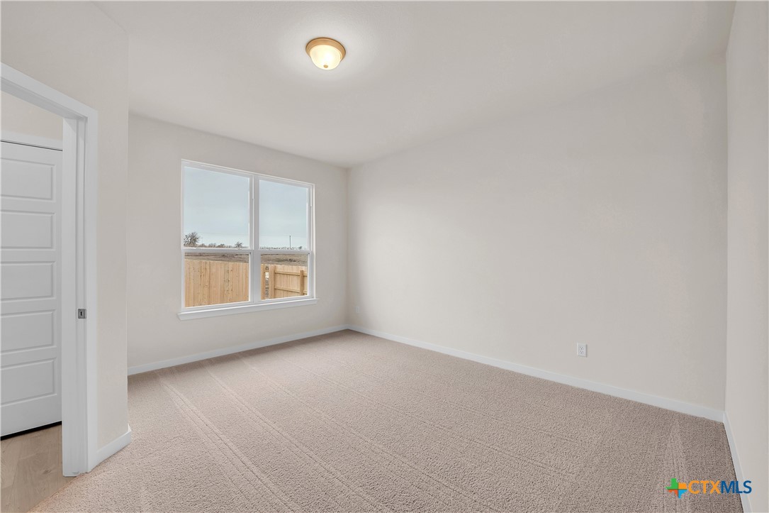 417 University Avenue Troy, TX 76579 - Photo 10 of 30 an empty room with a window