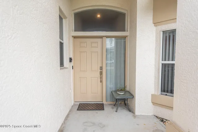 a view of entryway with livingroom