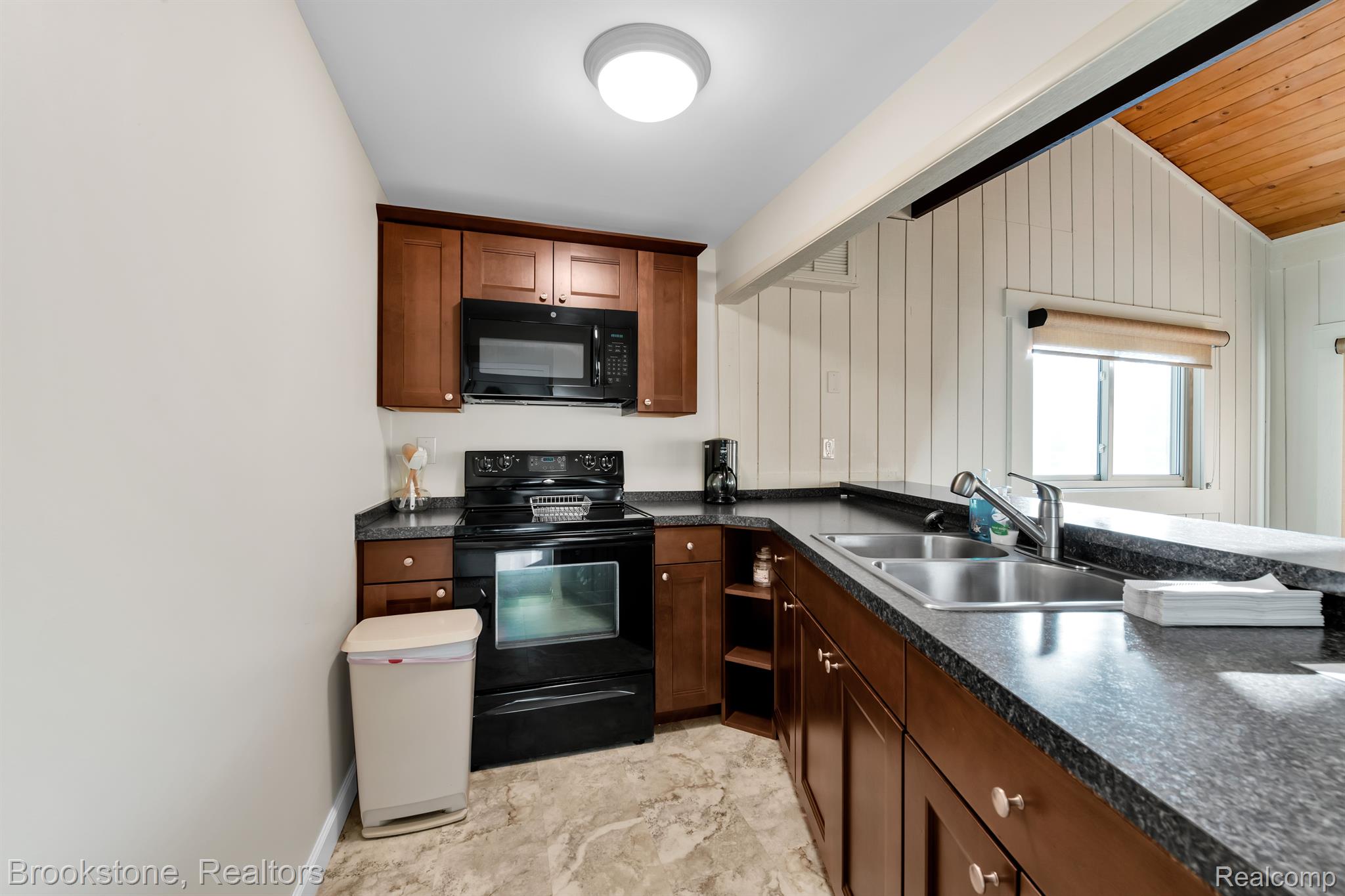 1683 Riverside Drive, Unit 5 Rochester, MI 48309 - Photo 33 of 40 Interior Of Clubhouse