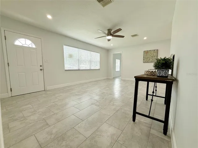 a view of entryway with a workspace