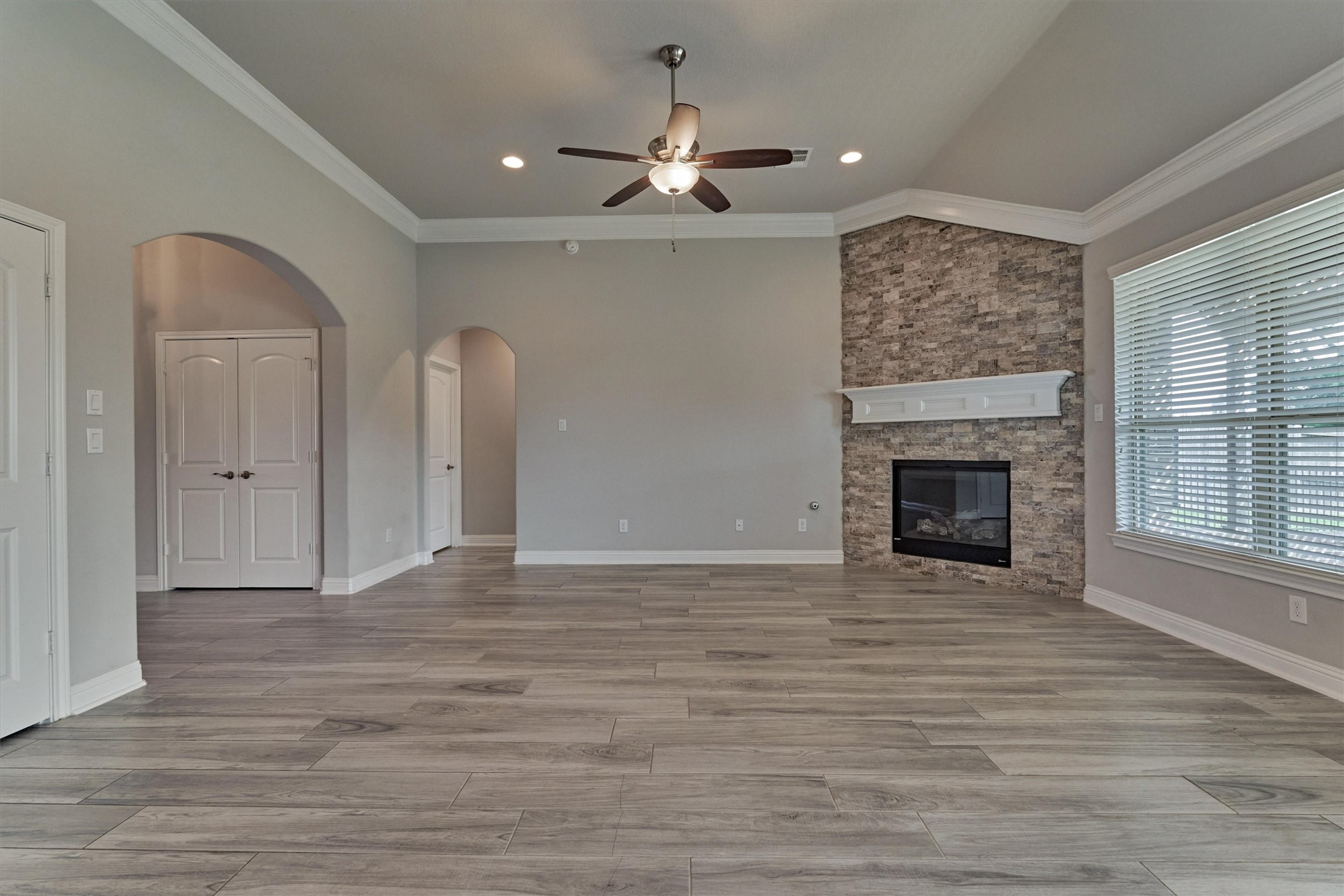 180 Racetrack Lane Montgomery, TX 77356 - Photo 13 of 46 Lots of natural light!