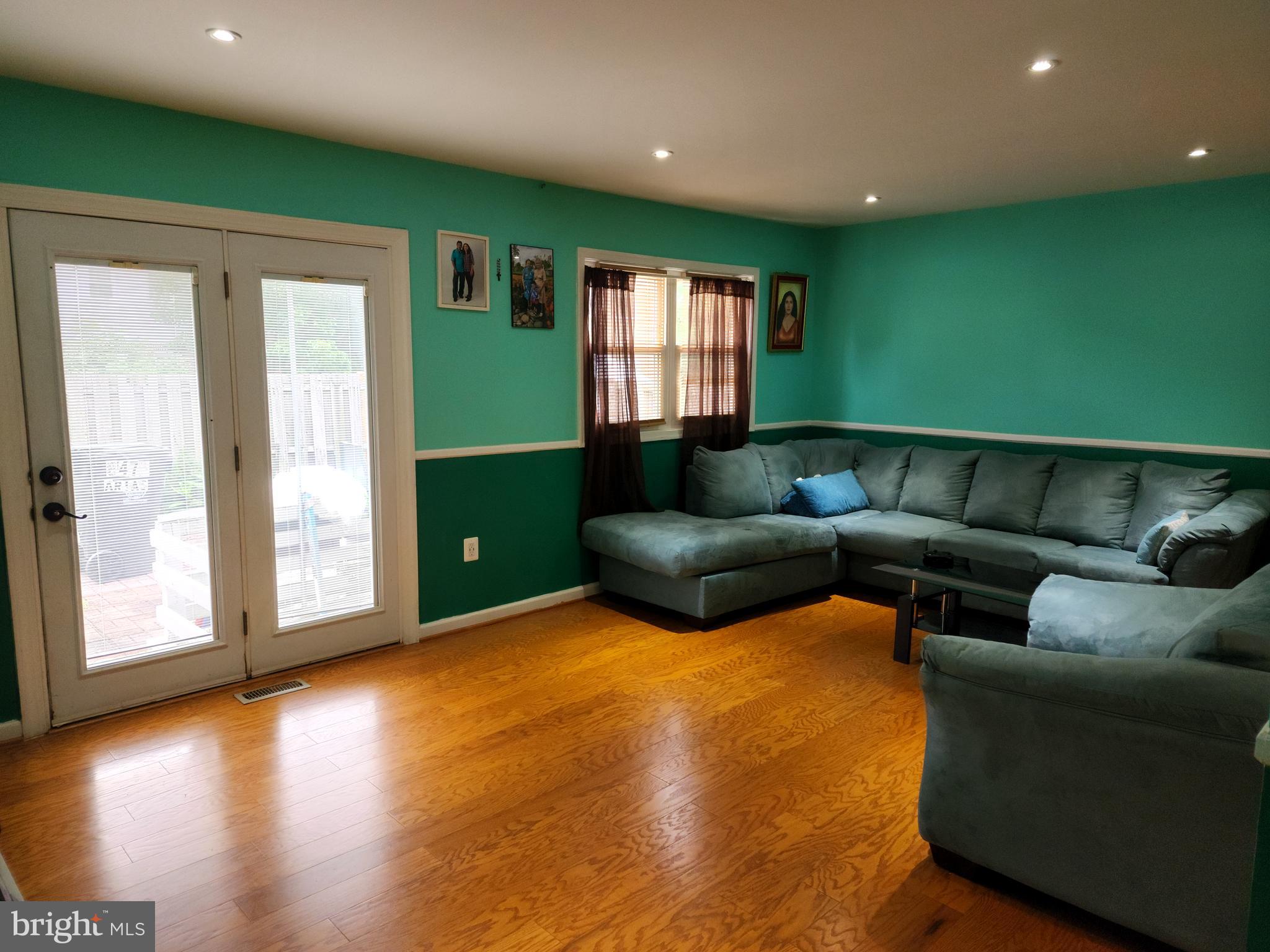 8476 Stonewall Road Manassas, VA 20110 - Photo 7 of 21 Living Room
