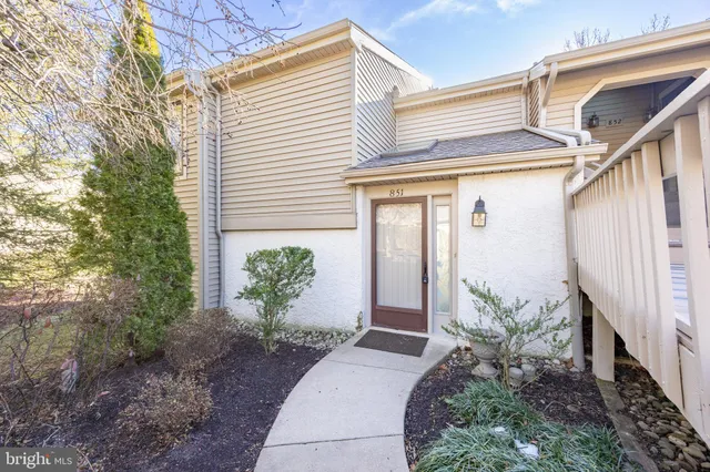 a view of a house with backyard and garden