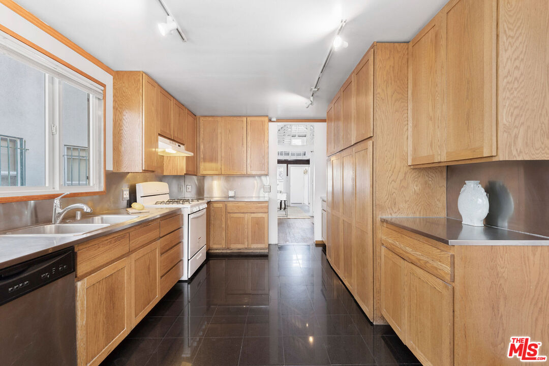 52 Ozone Avenue Venice, CA 90291 - Photo 19 of 56