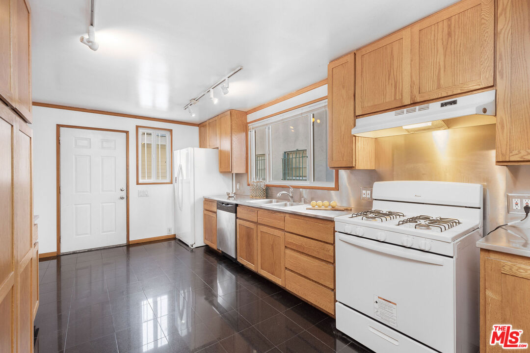 52 Ozone Avenue Venice, CA 90291 - Photo 21 of 56