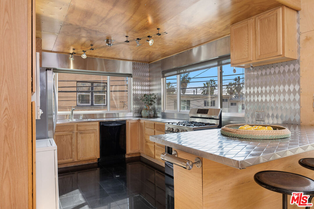 52 Ozone Avenue Venice, CA 90291 - Photo 36 of 56