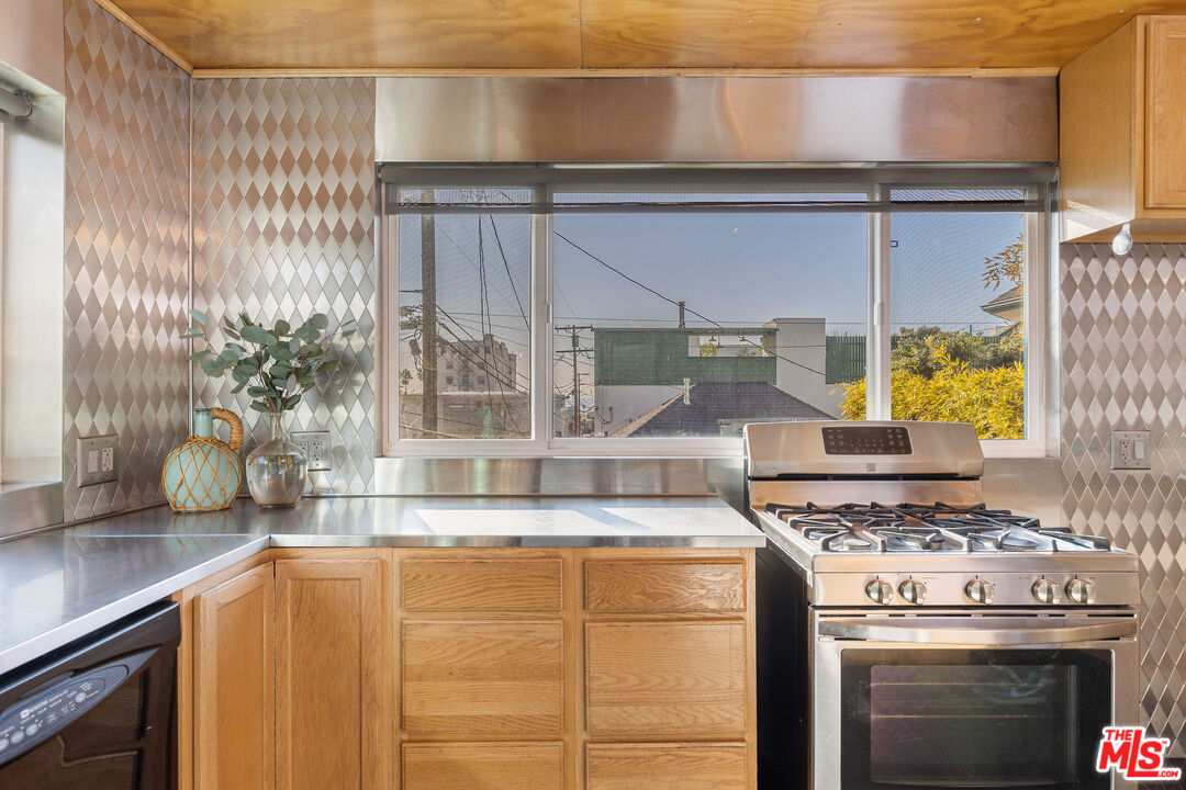 52 Ozone Avenue Venice, CA 90291 - Photo 38 of 56