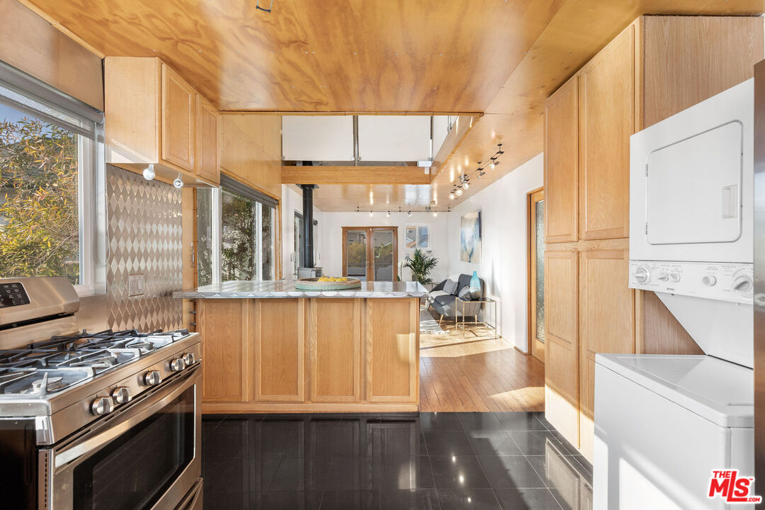 52 Ozone Avenue Venice, CA 90291 - Photo 39 of 56