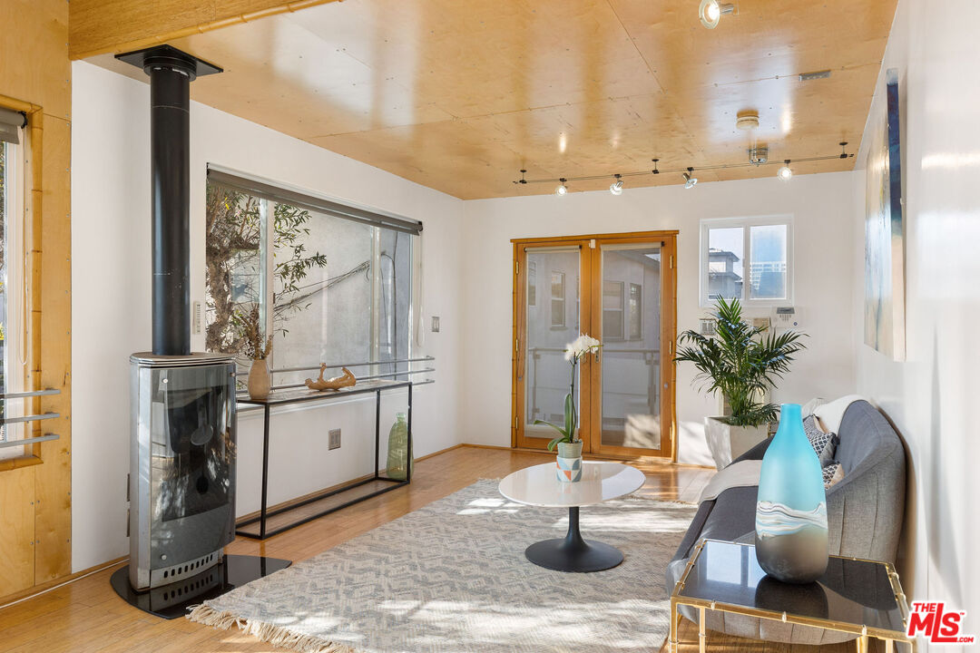 52 Ozone Avenue Venice, CA 90291 - Photo 40 of 56