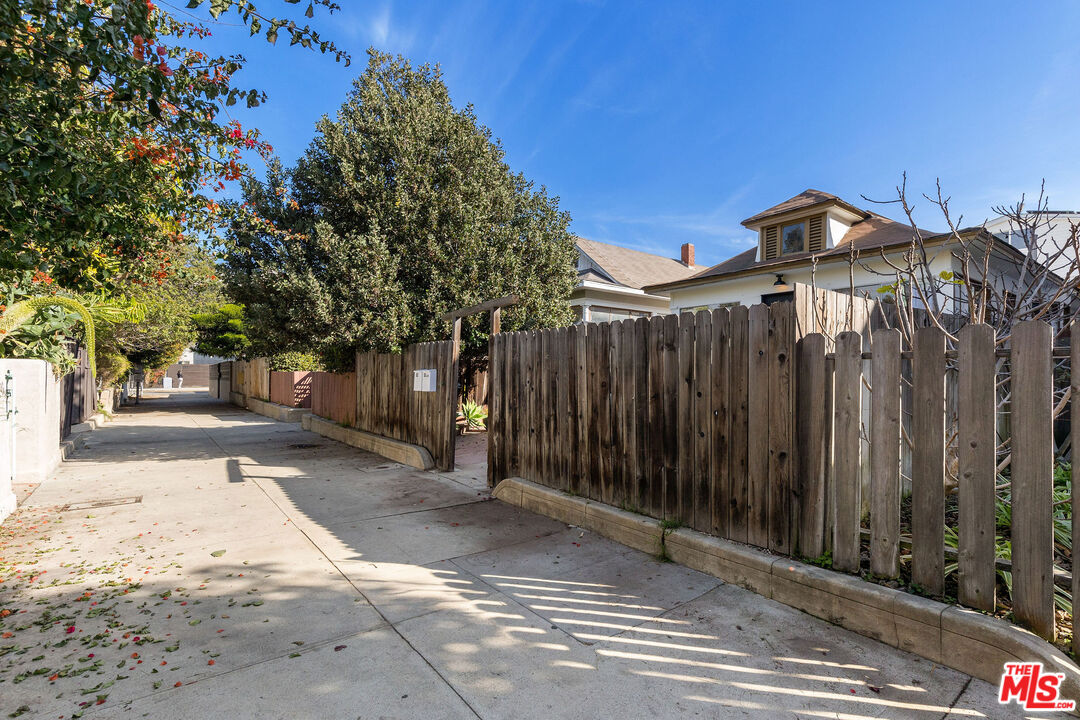 52 Ozone Avenue Venice, CA 90291 - Photo 9 of 56