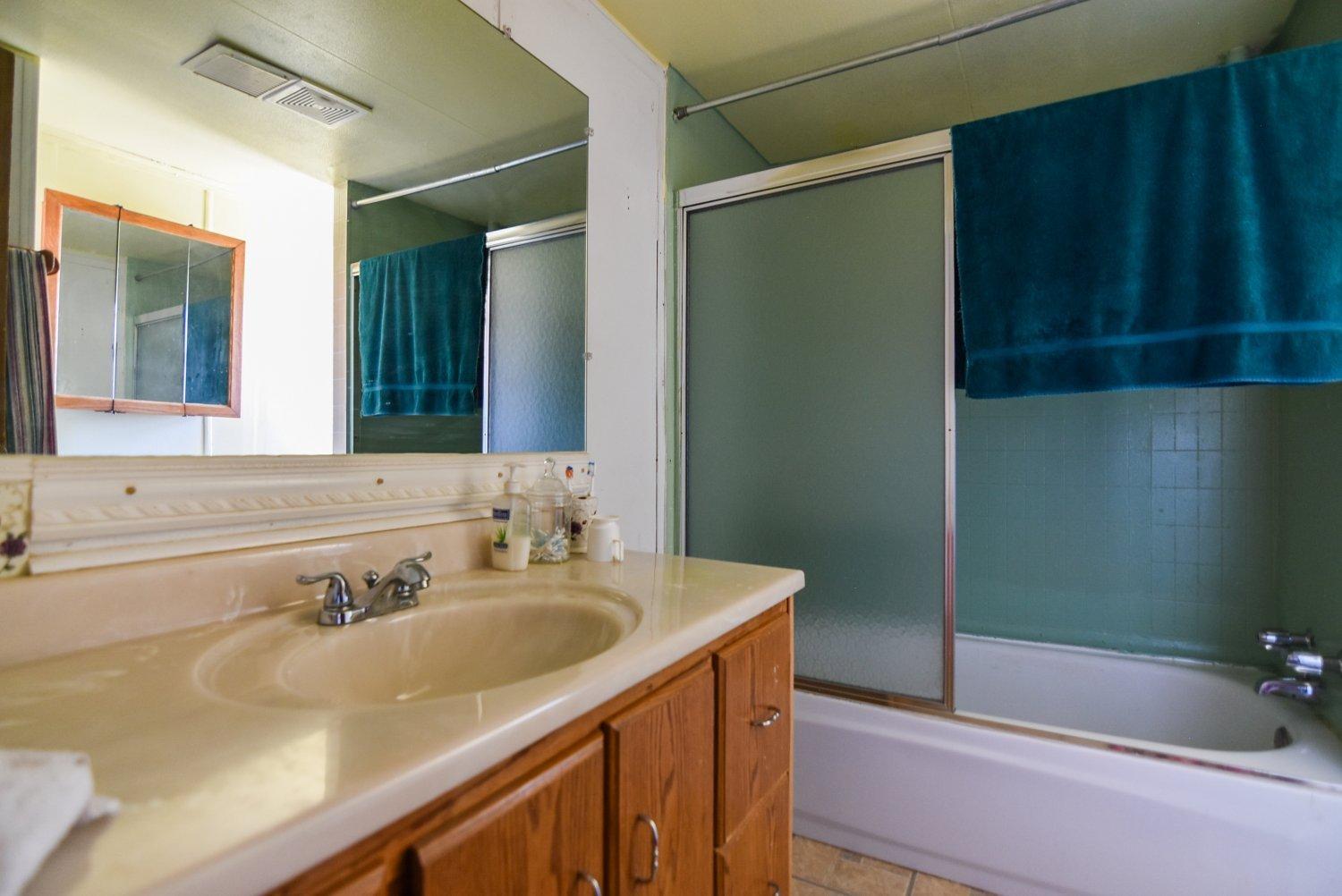 4355 Backus Road Mojave, CA 93501 - Photo 19 of 25 a bathroom with a sink and a bathtub