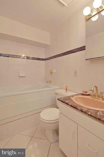 1813 Kalorama Road Northwest, Unit 1 Washington, DC 20009 - Photo 11 of 24 Bath