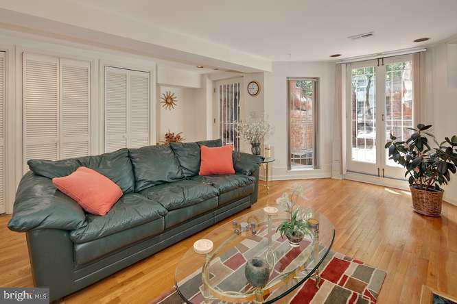 1813 Kalorama Road Northwest, Unit 1 Washington, DC 20009 - Photo 20 of 24 Living Room