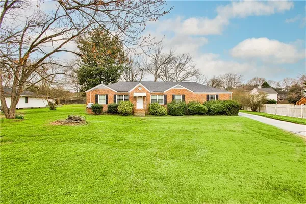 a view of a house with a yard