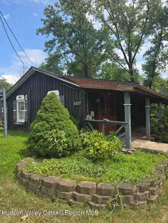 a view of a backyard