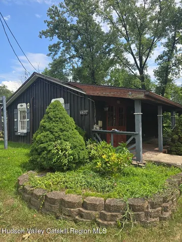 a view of a backyard