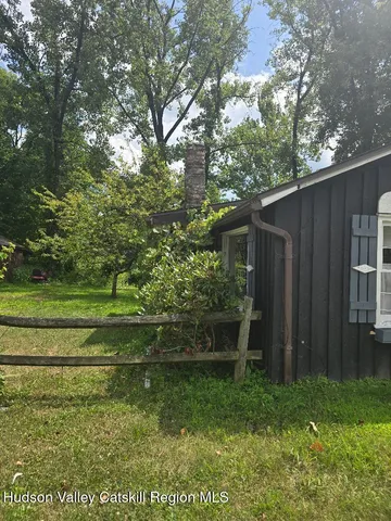 a view of a backyard